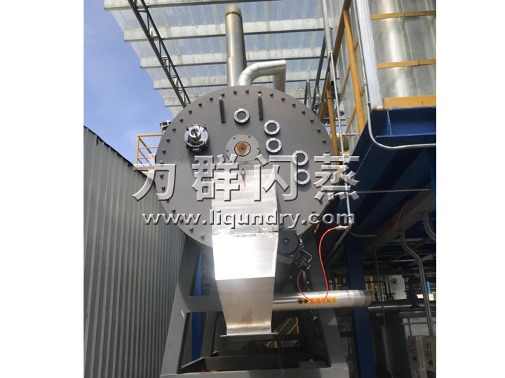 使用中（zhōng）的真空耙式幹燥機